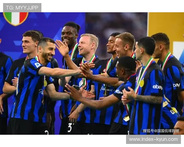 维罗纳球员争议传中助攻,佛罗伦萨球员围堵裁判申诉 维罗纳球员争议传中助攻,佛罗伦萨球员围堵裁判申诉