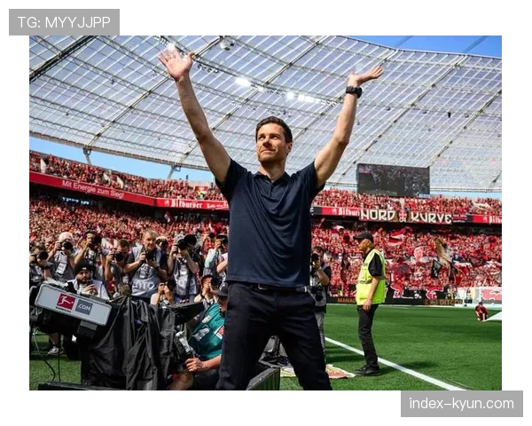 特写瞬间：勒沃库森主帅阿隆索在绝杀后紧握双拳