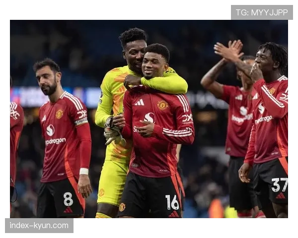 特写：第70分钟，瓜迪奥拉挥手示意，曼城阵型瞬间从4-2-3-1变为3-2-4-1